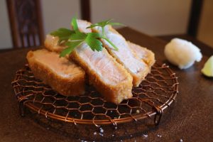 百名店コンプリートのレビュアーが選ぶ、サクサクッ絶品揚げたてとんかつ！の画像