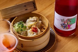 名物の檸檬焼売で一杯！ ワインと中華を気軽に楽しみたいなら、ワインショップで角打ちが正解の画像