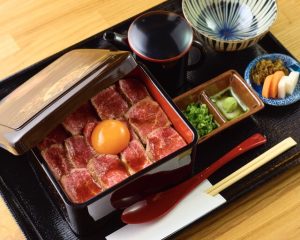 決め手は和牛一頭買い。出汁や卵黄で、一度で3回楽しめる和牛レアステーキ重に注目！（東京・祐天寺）の画像