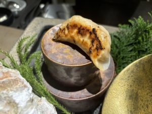 餃子のスペシャリストに聞いた！ 2024年のナンバーワン「餃子おまかせコース」一本のお店とは？の画像