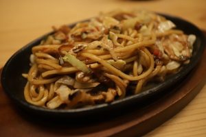 2025年のブレイク店を予想！ テレビプロデューサー本郷義浩が注目するのは、立ち飲み鉄板焼き屋で食べられる王道の焼きそばの画像