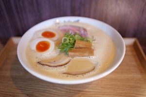 鶏と豚の旨みが詰まった濃厚クリーミースープが絶品！ 泡系ラーメン人気店出身の店主が独立オープン（大阪・淡路）の画像