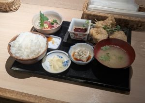 系列店「日本橋兜町 久治」から10歩の距離にオープンした、魚と地鶏がうまい居酒屋（東京・茅場町）の画像